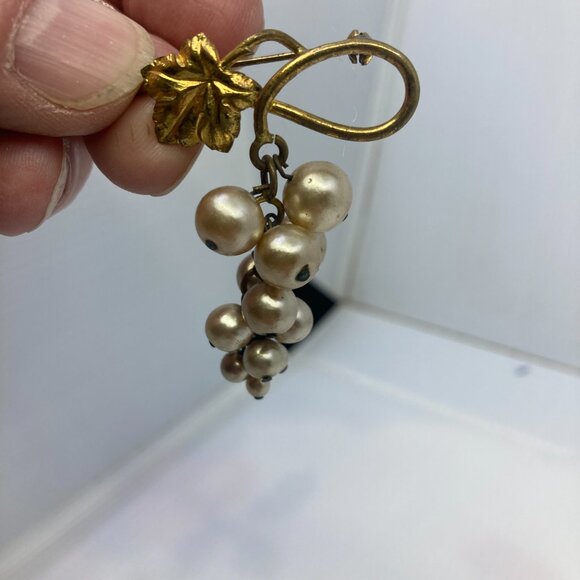 Vtg grape wine brass lucite faux pearl dangle brooch - Picture 2 of 3